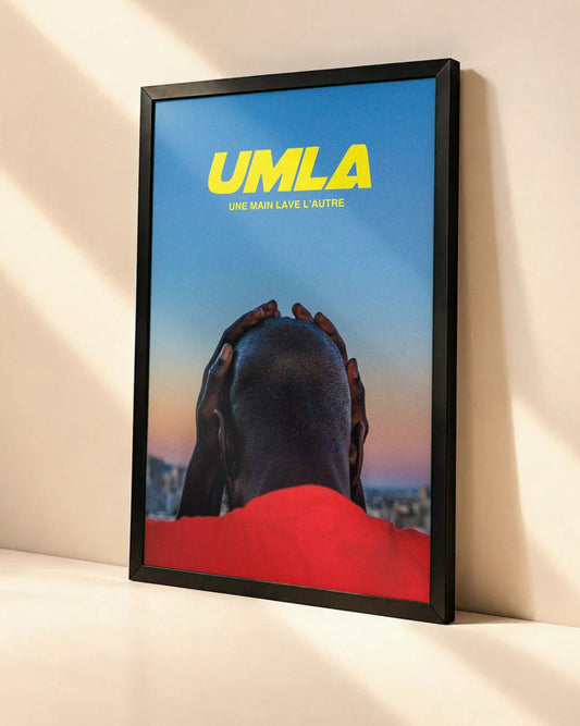 Poster Alpha Wann – UMLA dans un cadre noir, vue en angle