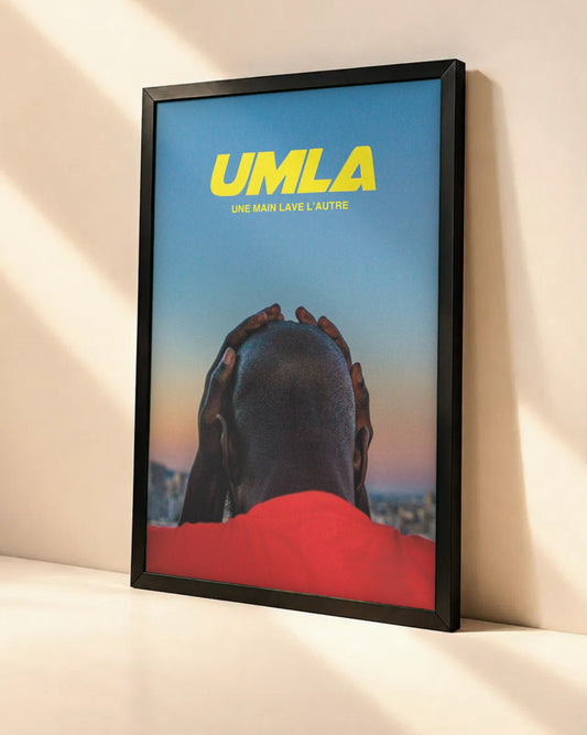 Poster Alpha Wann – UMLA dans un cadre noir, vue en angle