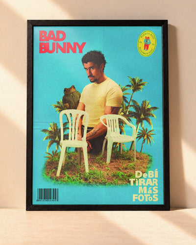 Poster Bad Bunny – Debí Tirar Más Fotos encadré dans un cadre noir, posé contre un mur clair