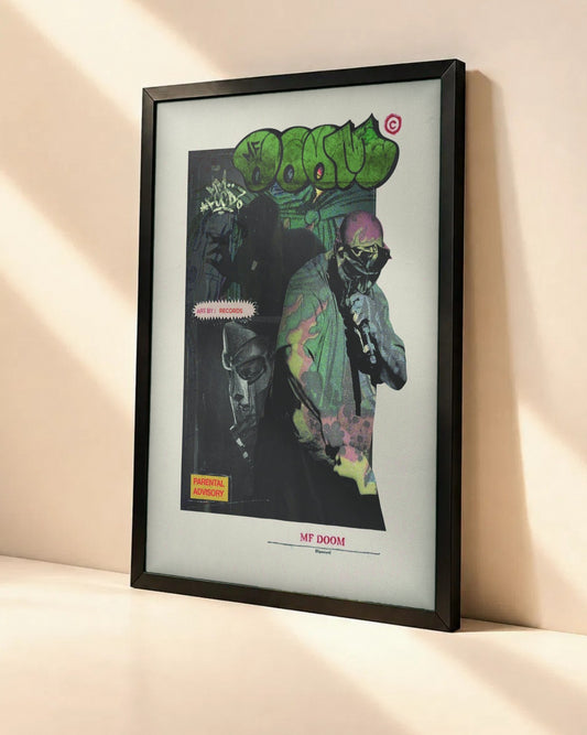 Poster MF DOOM dans un cadre noir, vue en angle