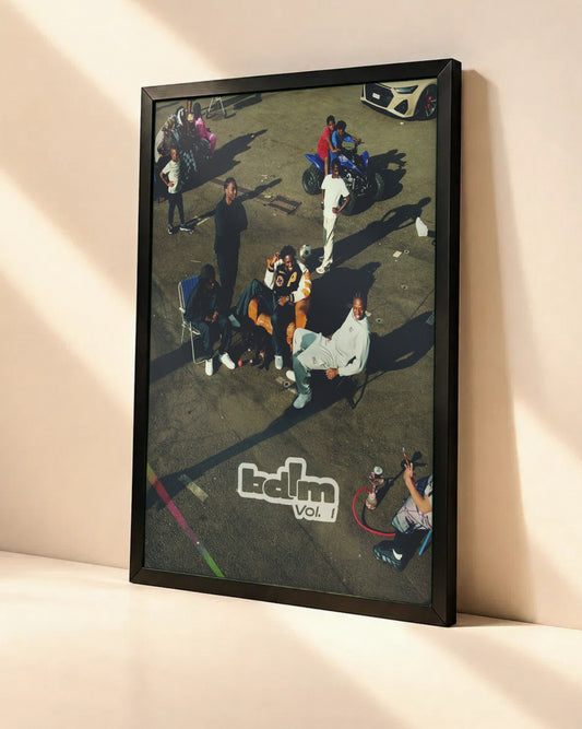 Poster Tiakola – Bdlm vol1 dans un cadre noir, vue en angle