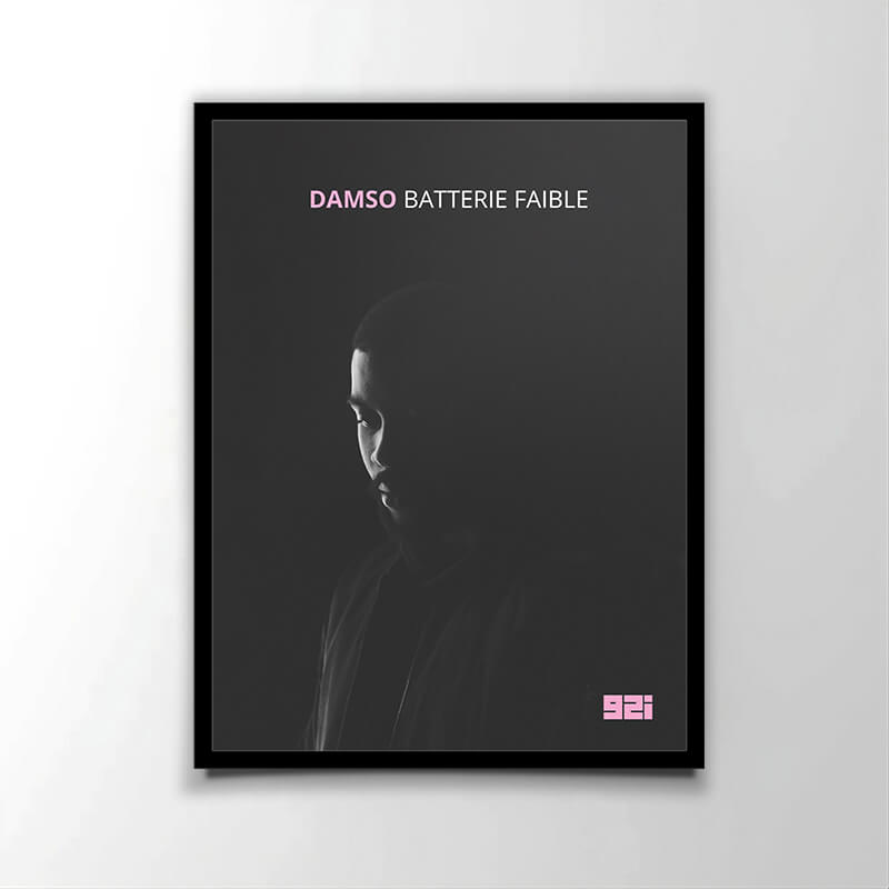 Poster officiel de l'album "Batterie Faible" (2016) du rappeur belge Damso. Parfait pour les fans de rap français.