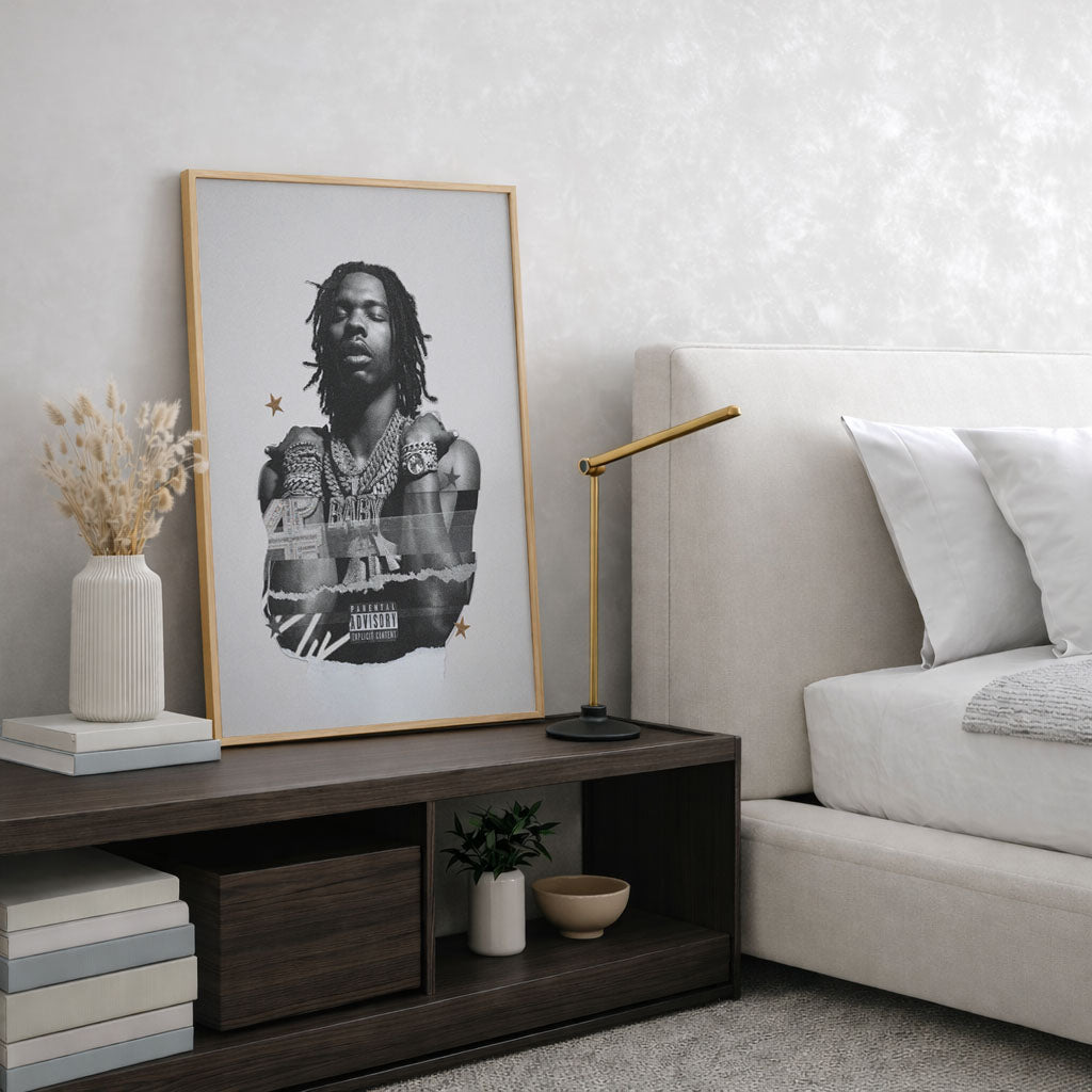 Poster Lil Baby – 4PF dans un cadre bois posé sur un meuble de chambre