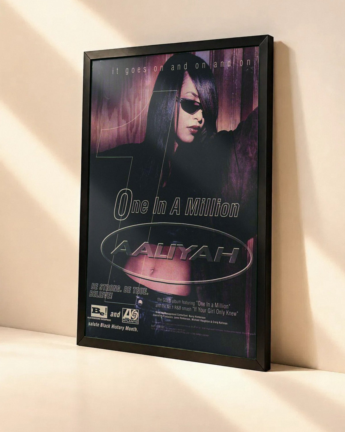 Poster Aaliyah – One In A Million dans un cadre noir, vue en angle