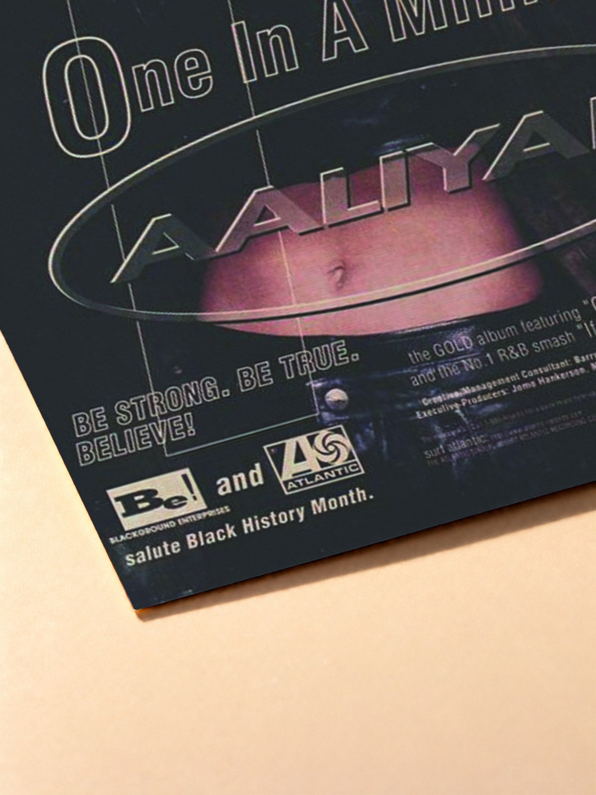 Gros plan sur l'impression du poster Aaliyah – One In A Million