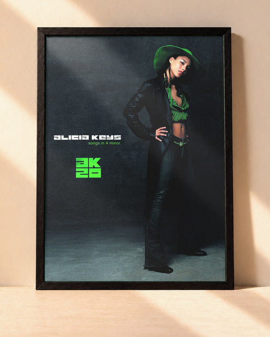 Poster Alicia Keys – Song In A Mirror encadré dans un cadre noir, posé contre un mur clair
