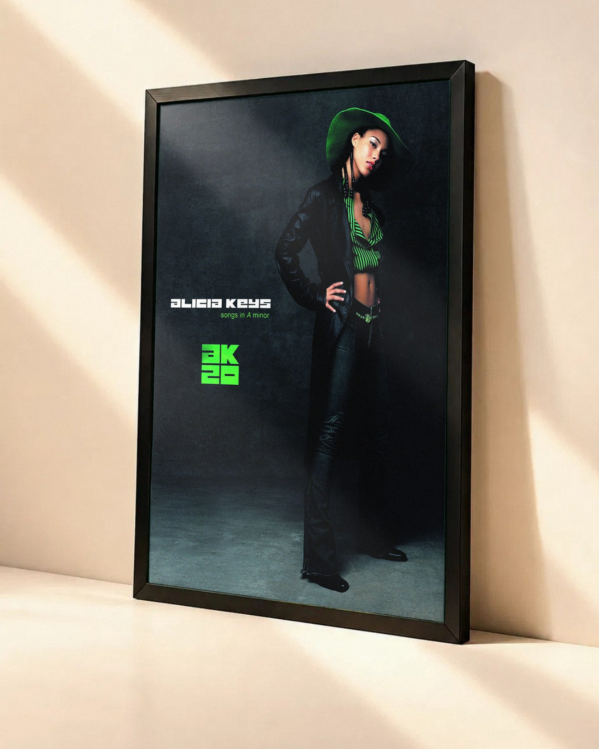 Poster Alicia Keys – Song In A Mirror dans un cadre noir, vue en angle