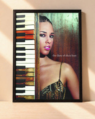 Poster Alicia Keys – The Diary Of Alicia Keys encadré dans un cadre noir, posé contre un mur clair