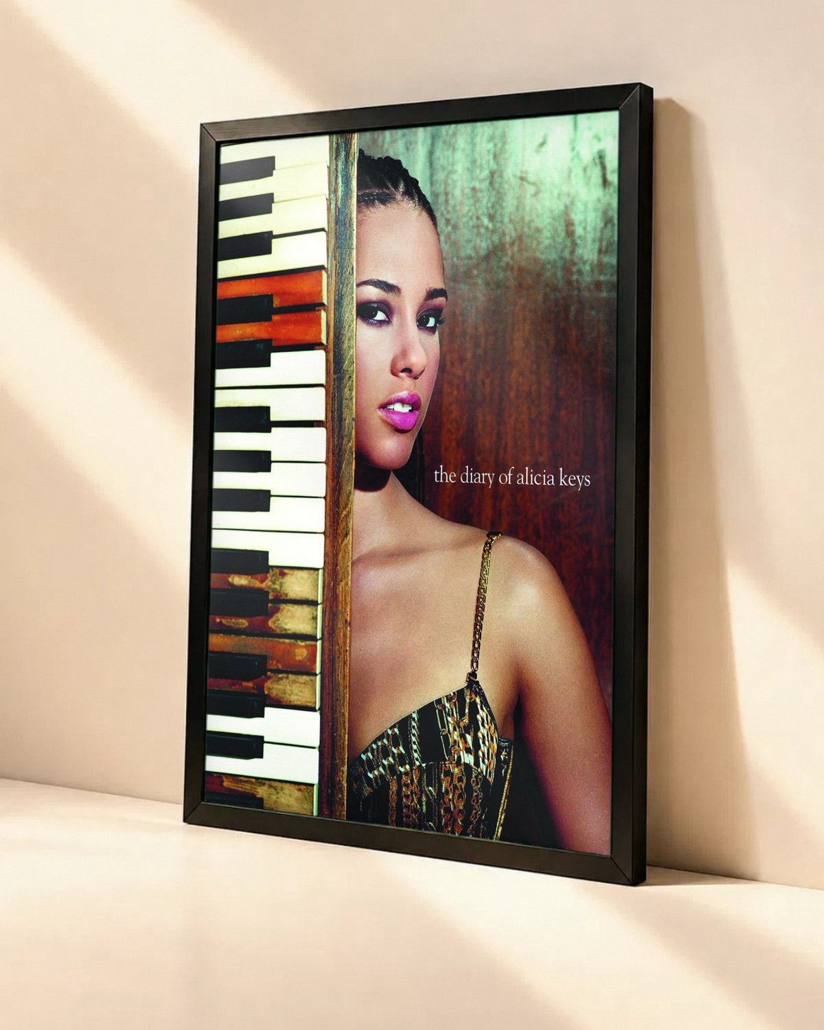 Poster Alicia Keys – The Diary Of Alicia Keys dans un cadre noir, vue en angle