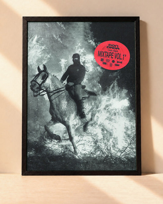 Poster Alpha Wann – Don Dada Mixtape Vol. 1 encadré dans un cadre noir, posé contre un mur clair