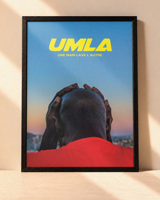 Poster Alpha Wann – UMLA encadré dans un cadre noir, posé contre un mur clair