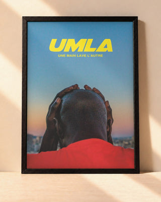 Poster Alpha Wann – UMLA encadré dans un cadre noir, posé contre un mur clair