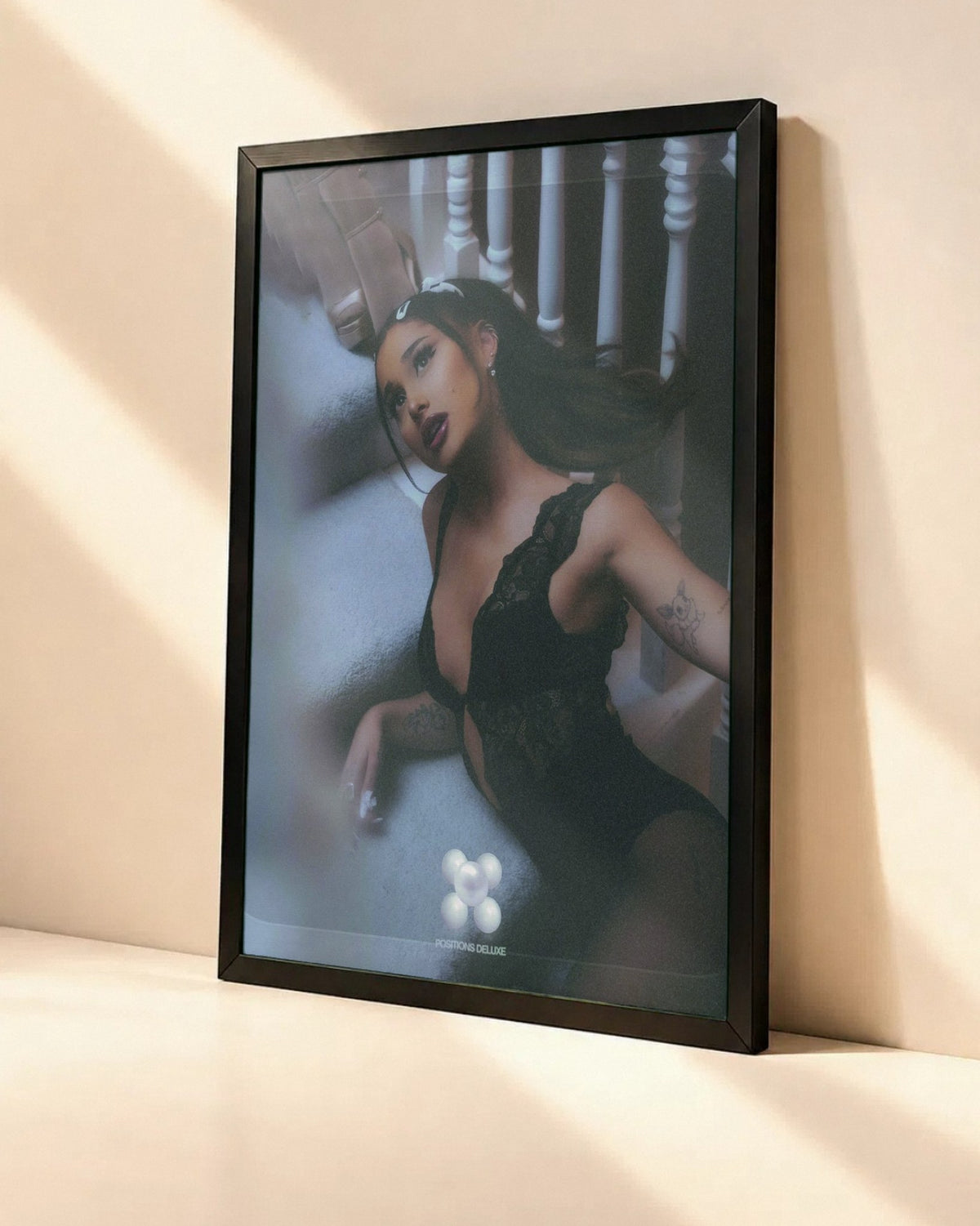 Poster Ariana Grande – Positions dans un cadre noir, vue en angle