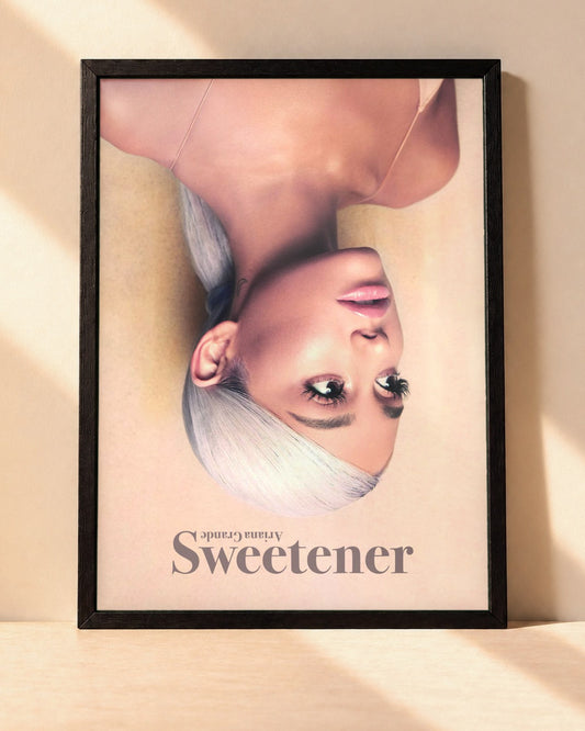 Poster Ariana Grande – Sweetener encadré dans un cadre noir, posé contre un mur clair