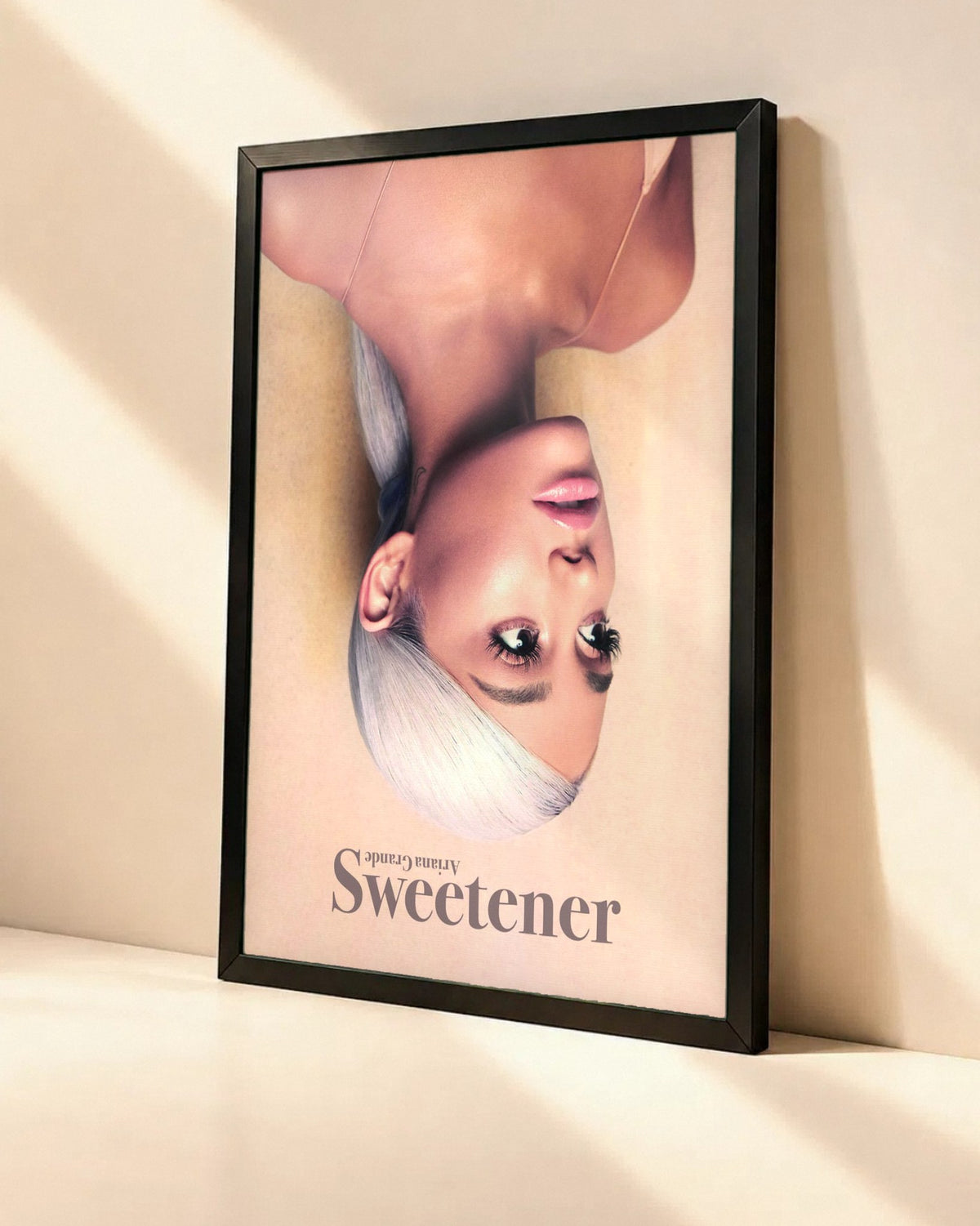 Poster Ariana Grande – Sweetener dans un cadre noir, vue en angle