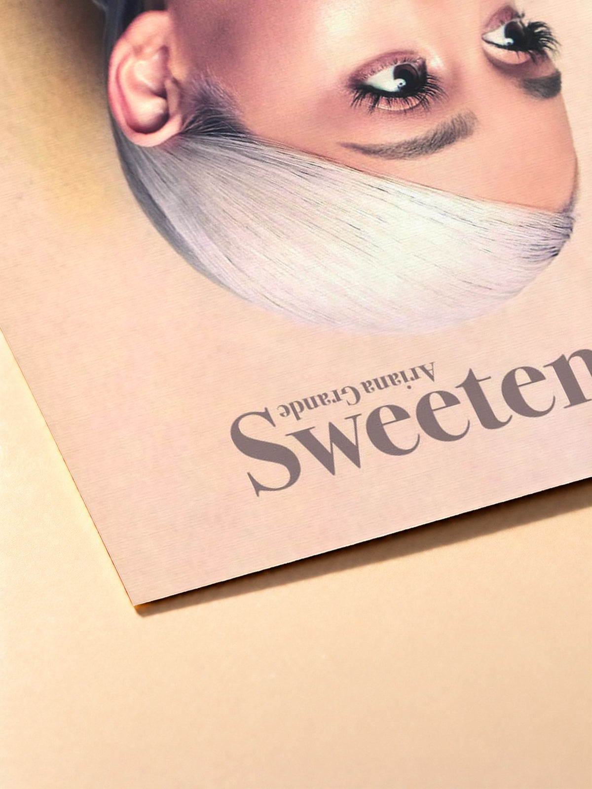 Gros plan sur l'impression du poster Ariana Grande – Sweetener