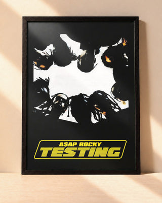 Poster A$AP Rocky – Testing encadré dans un cadre noir, posé contre un mur clair