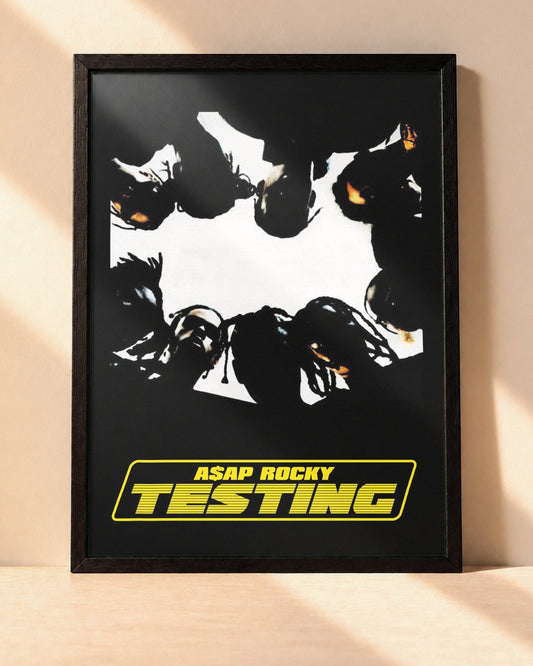 Poster A$AP Rocky – Testing encadré dans un cadre noir, posé contre un mur clair