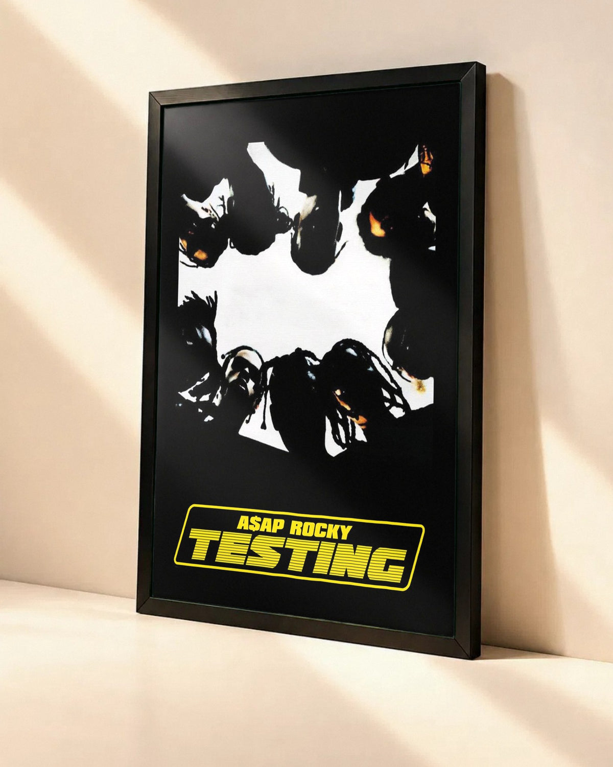 Poster A$AP Rocky – Testing dans un cadre noir, vue en angle