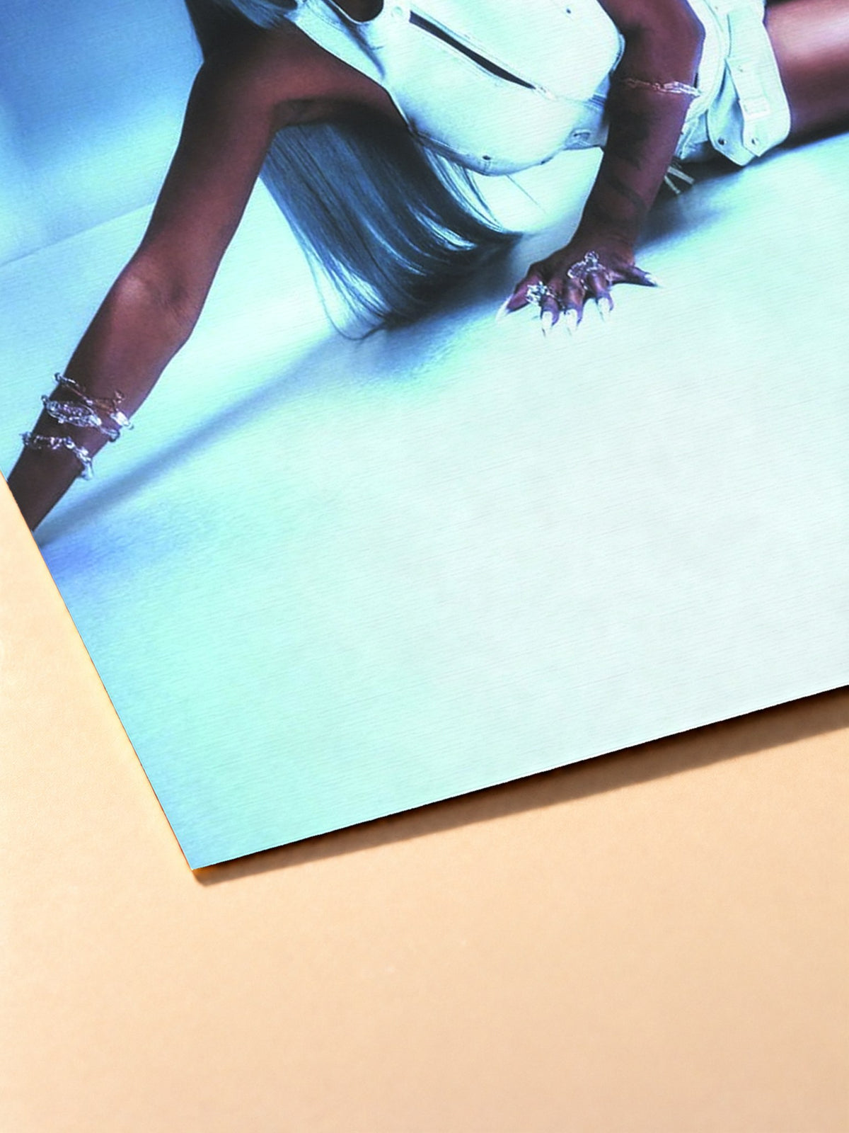 Gros plan sur l'impression du poster Aya Nakamura – Destine