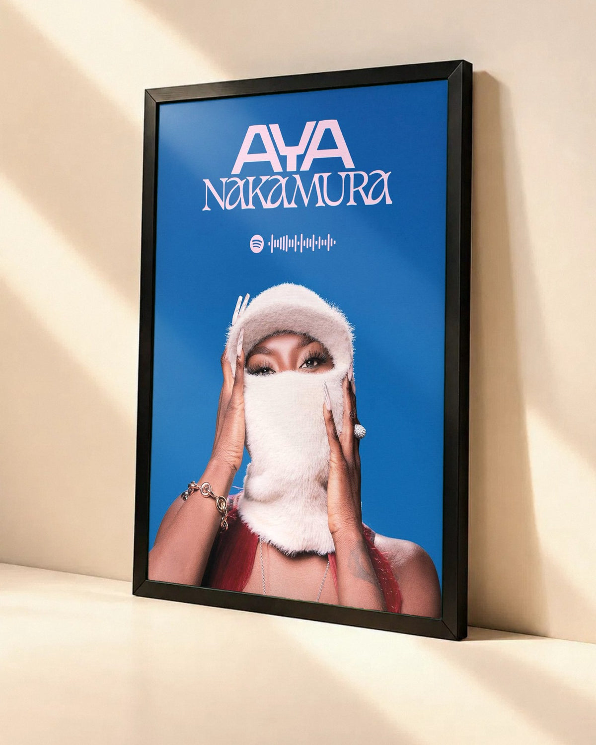 Poster Aya Nakamura – DNK dans un cadre noir, vue en angle