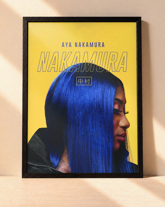 Poster Aya Nakamura – Nakamura encadré dans un cadre noir, posé contre un mur clair