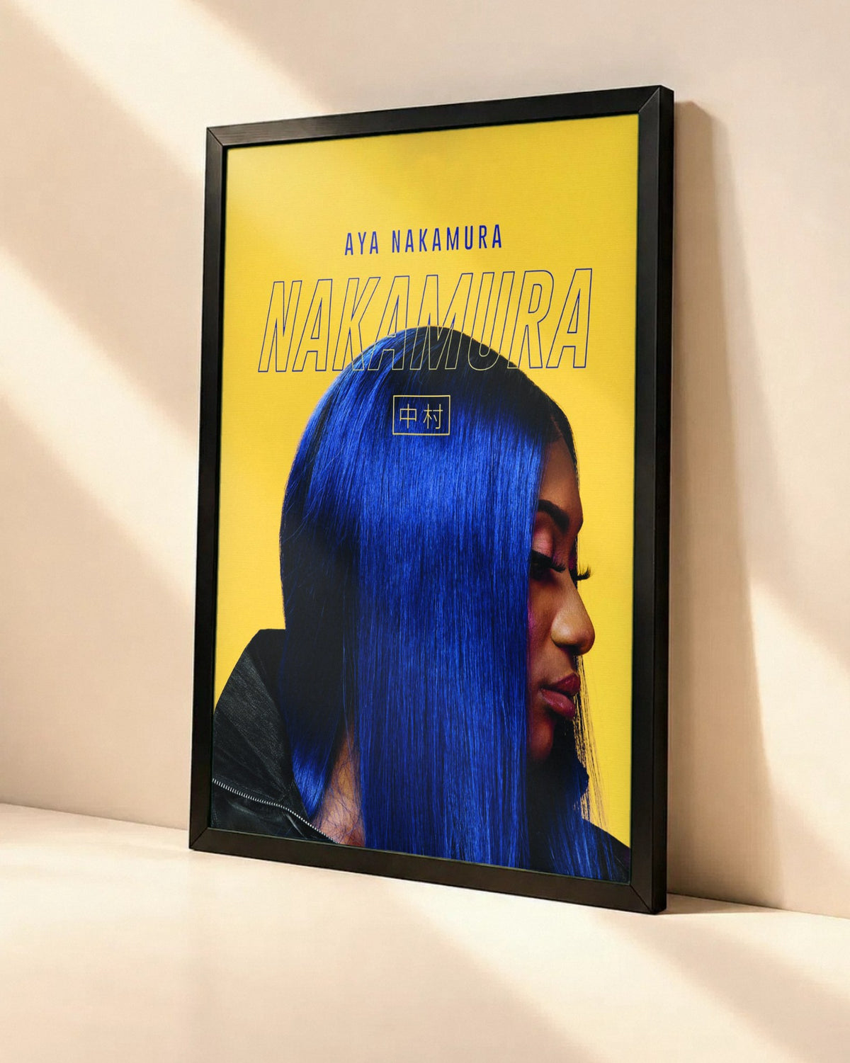 Poster Aya Nakamura – Nakamura dans un cadre noir, vue en angle