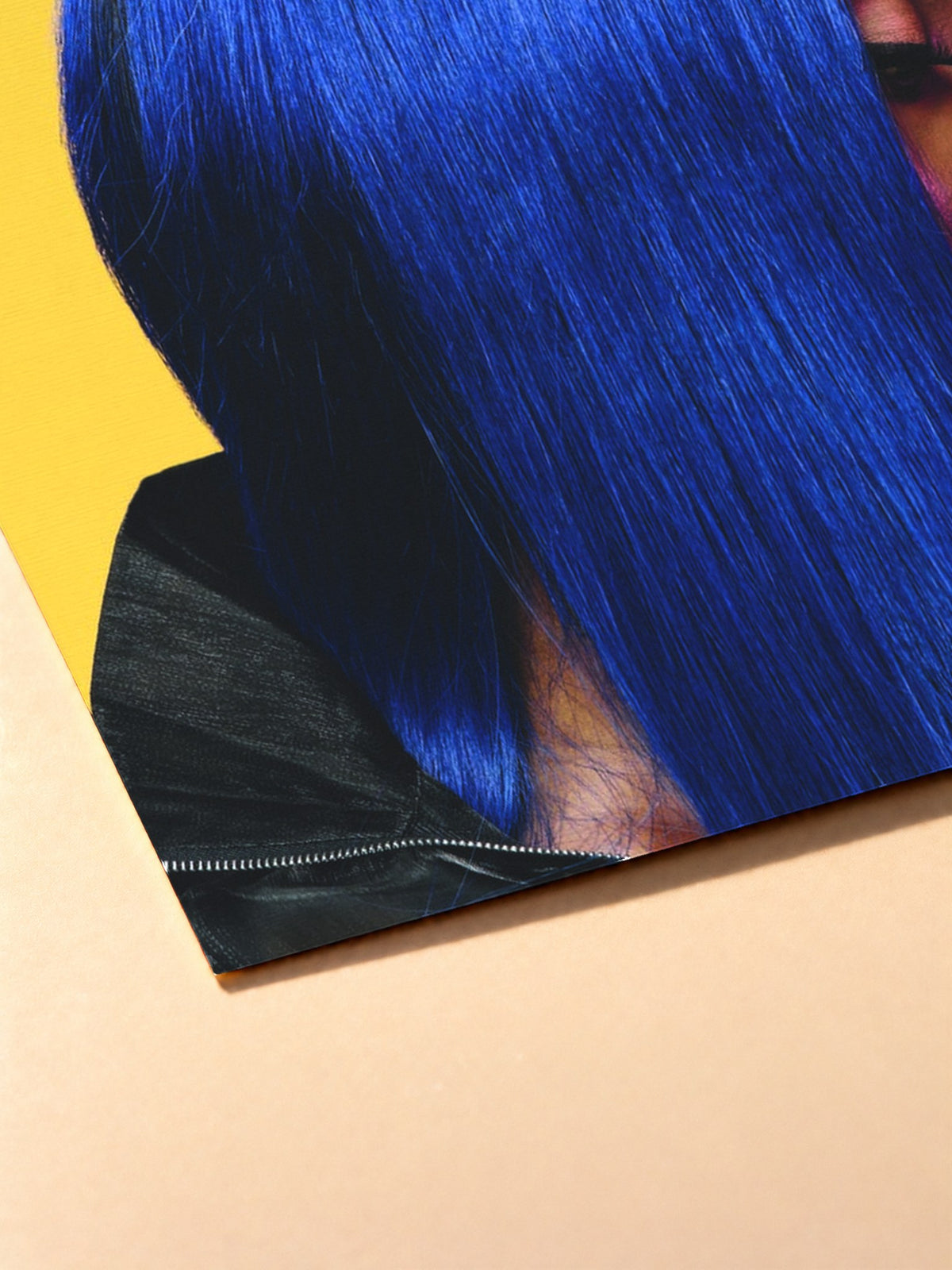 Gros plan sur l'impression du poster Aya Nakamura – Nakamura