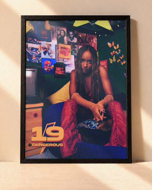 Poster Ayra Starr – 19 & Dangerous encadré dans un cadre noir, posé contre un mur clair