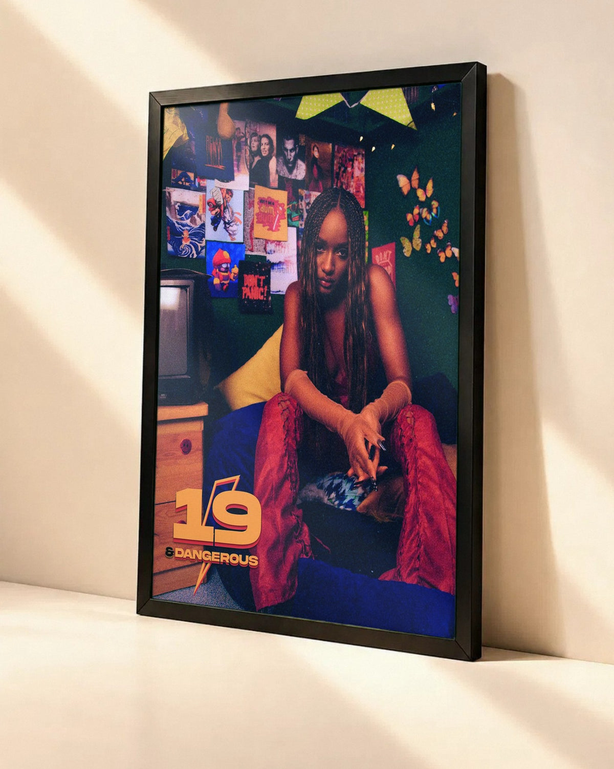 Poster Ayra Starr - 19 & Dangerous dans un cadre noir, vue en angle