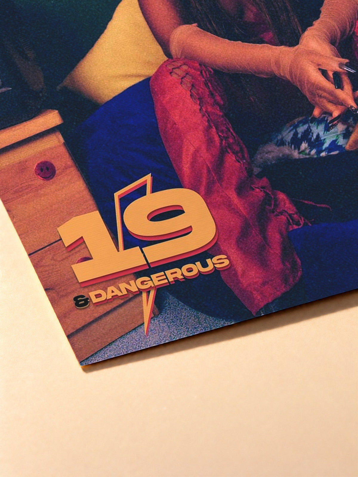 Gros plan sur l'impression du poster Ayra Starr - 19 & Dangerous