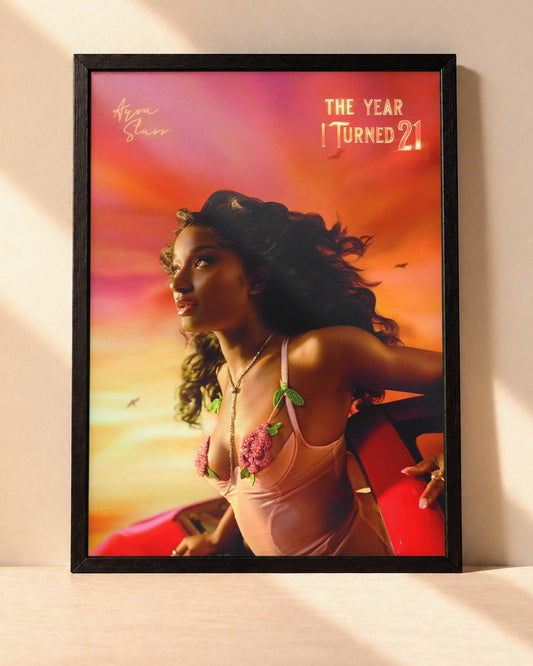Poster Ayra Starr – The Year I Turned 21 encadré dans un cadre noir, posé contre un mur clair
