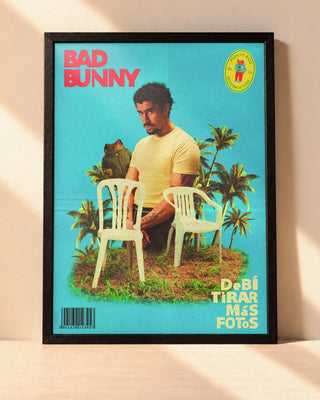 Poster Bad Bunny – Debí Tirar Más Fotos encadré dans un cadre noir, posé contre un mur clair