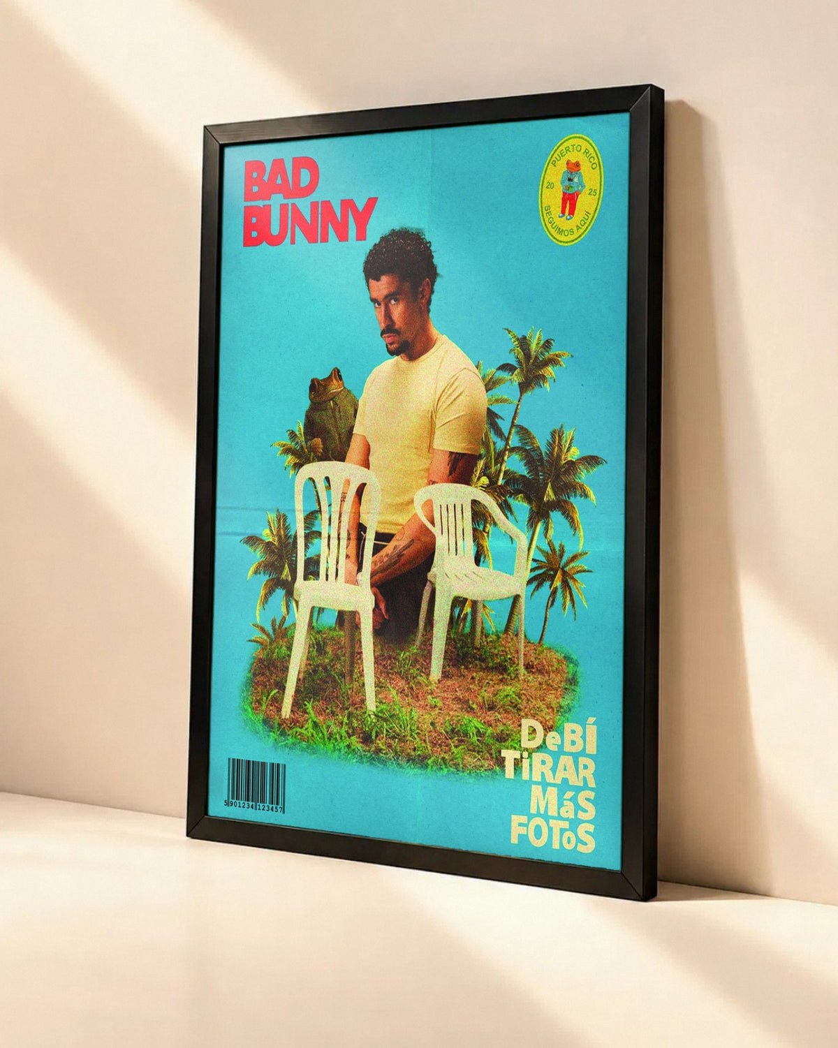 Poster Bad Bunny – Debí Tirar Más Fotos dans un cadre noir, vue en angle