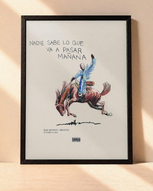 Poster Bad Bunny – Nadie Sabe Lo Que Va a Pasar Mañana encadré dans un cadre noir, posé contre un mur clair
