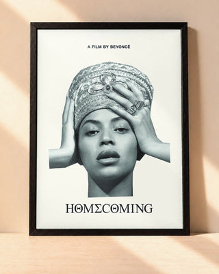Poster Beyoncé – Homecoming encadré dans un cadre noir, posé contre un mur clair