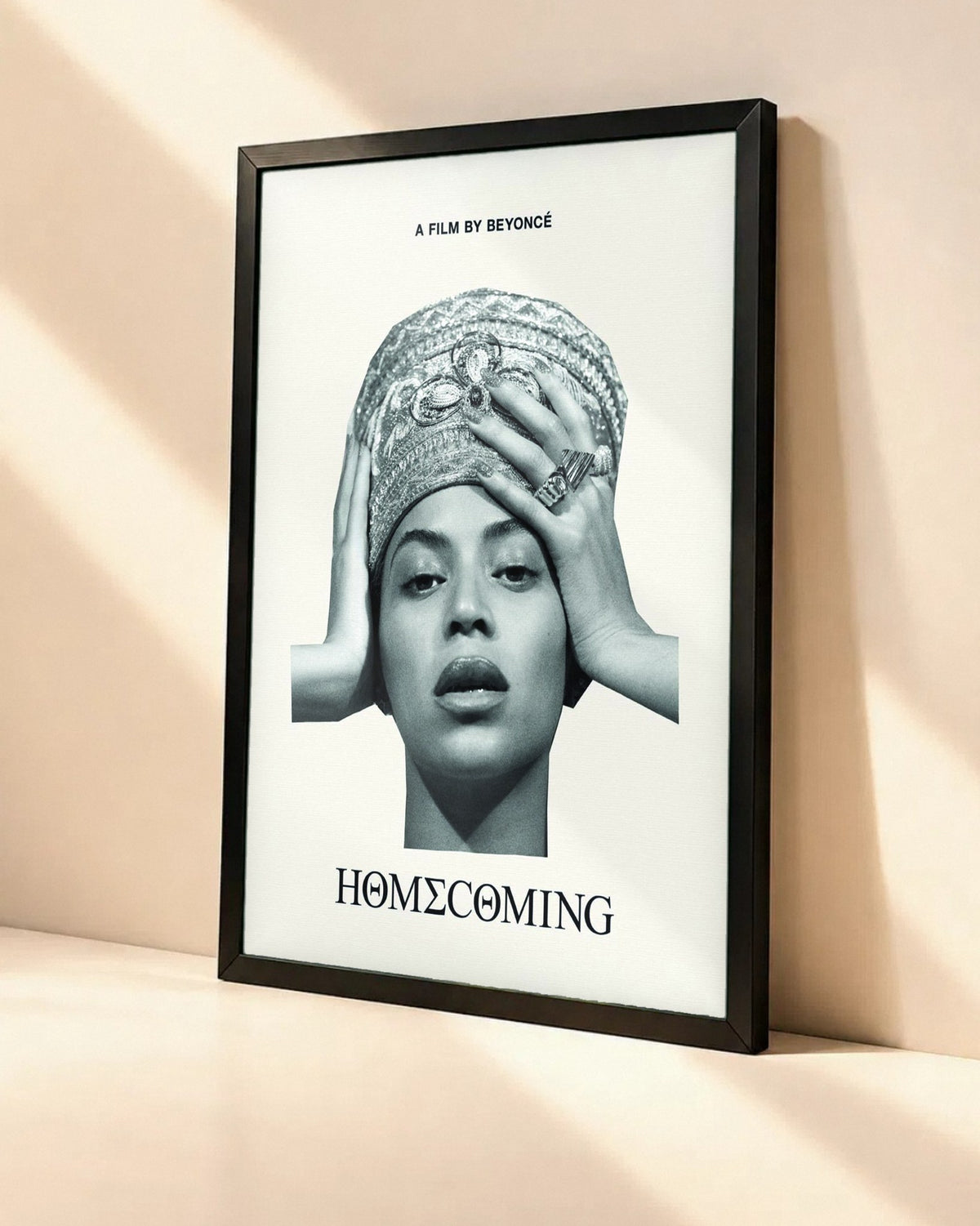 Poster Beyoncé – Homecoming dans un cadre noir, vue en angle