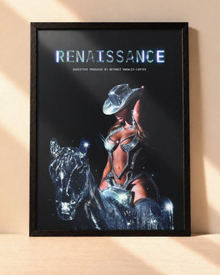 Poster Beyoncé – Renaissance encadré dans un cadre noir, posé contre un mur clair