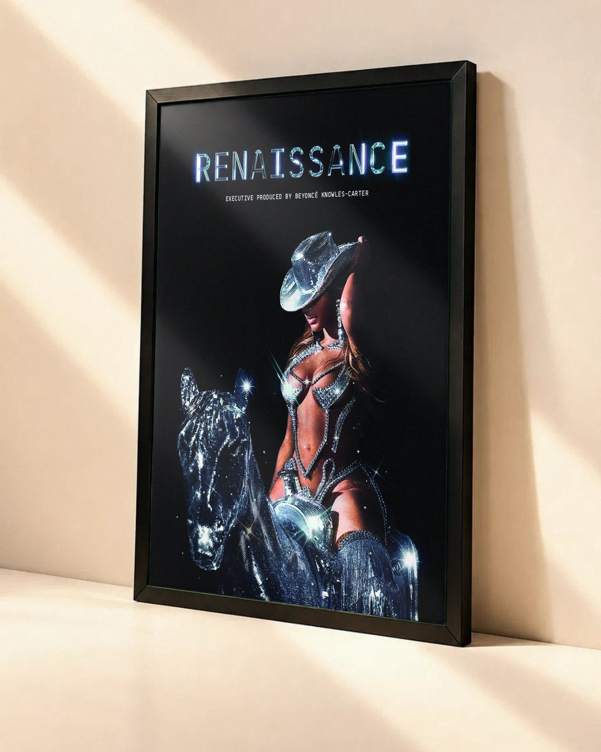 Poster Beyoncé – Renaissance dans un cadre noir, vue en angle