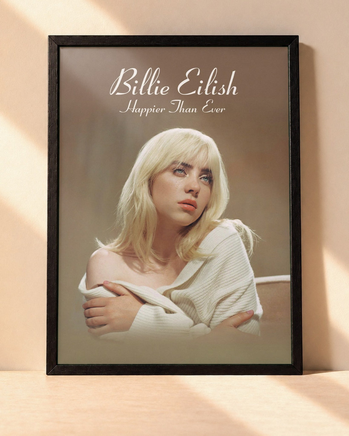 Poster Billie Eilish – Happier Than Ever encadré dans un cadre noir, posé contre un mur clair