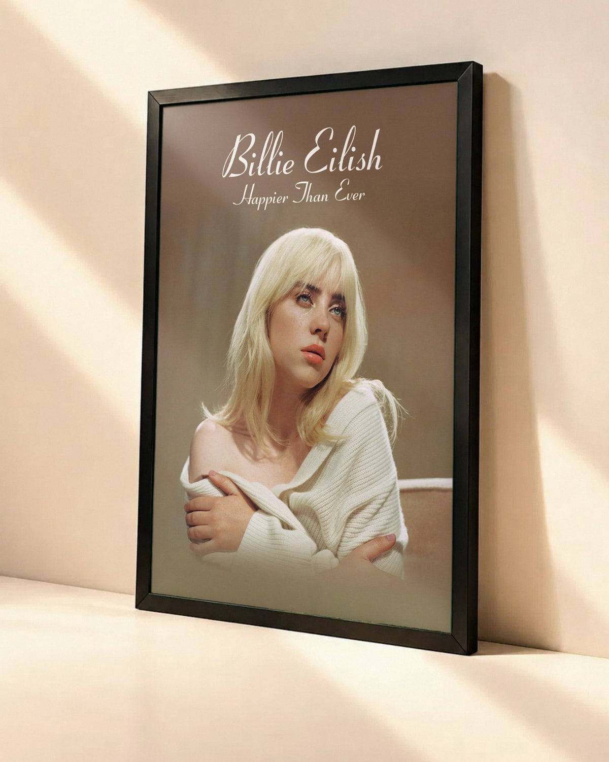 Poster Billie Eilish – Happier Than Ever dans un cadre noir, vue en angle