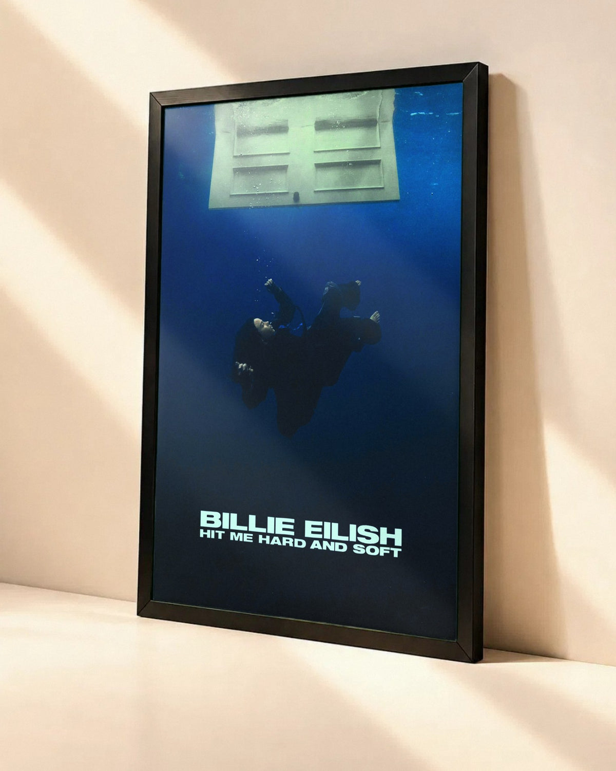 Poster Billie Eilish – Hit Me Hard And Soft dans un cadre noir, vue en angle
