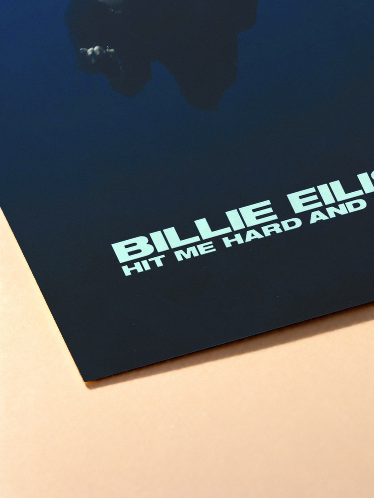 Gros plan sur l'impression du poster Billie Eilish – Hit Me Hard And Soft