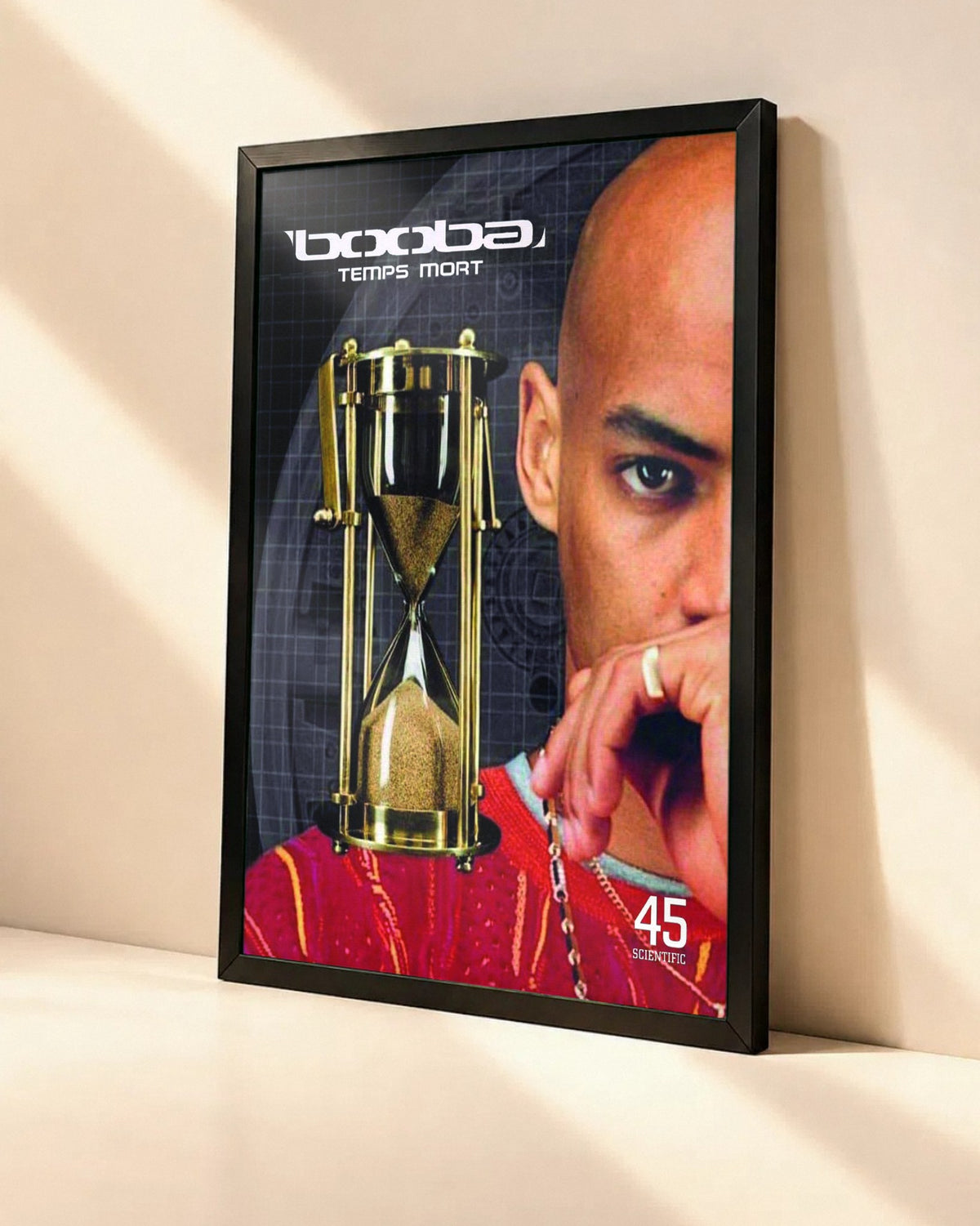 Poster Booba – Temps Mort dans un cadre noir, vue en angle