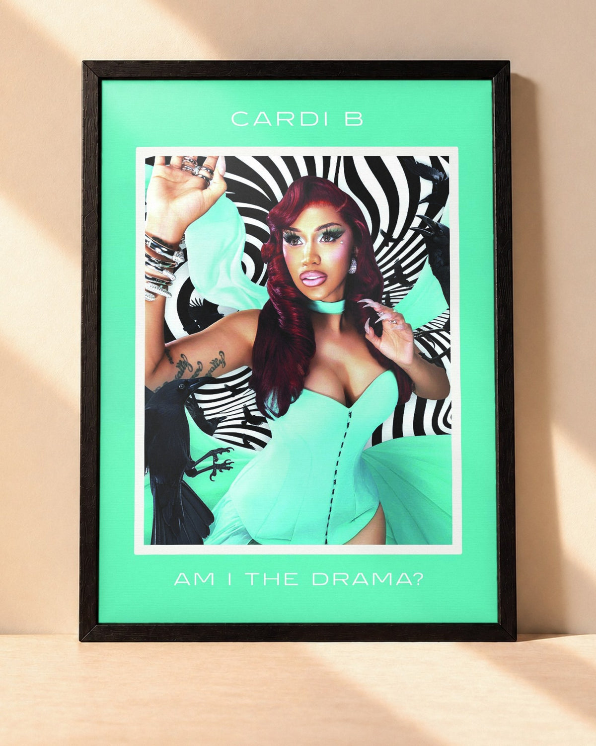 Poster Cardi B – Am I The Drama? encadré dans un cadre noir, posé contre un mur clair