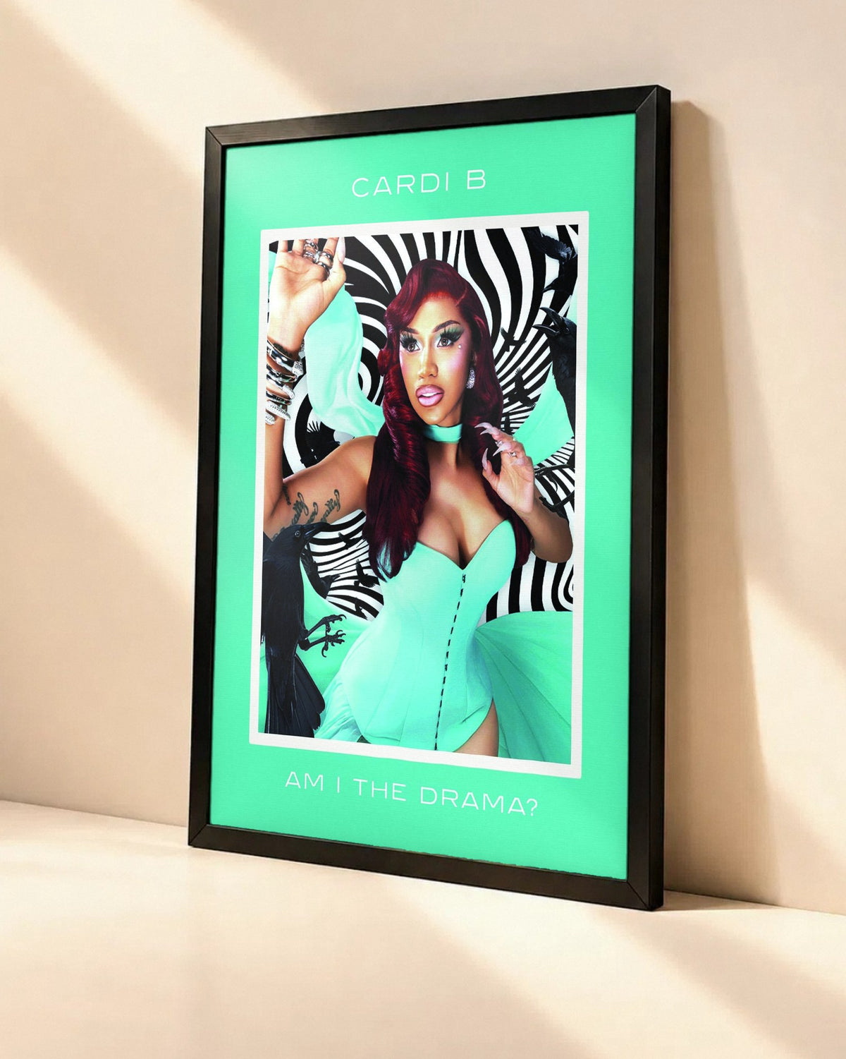 Poster Cardi B – Am I The Drama? dans un cadre noir, vue en angle
