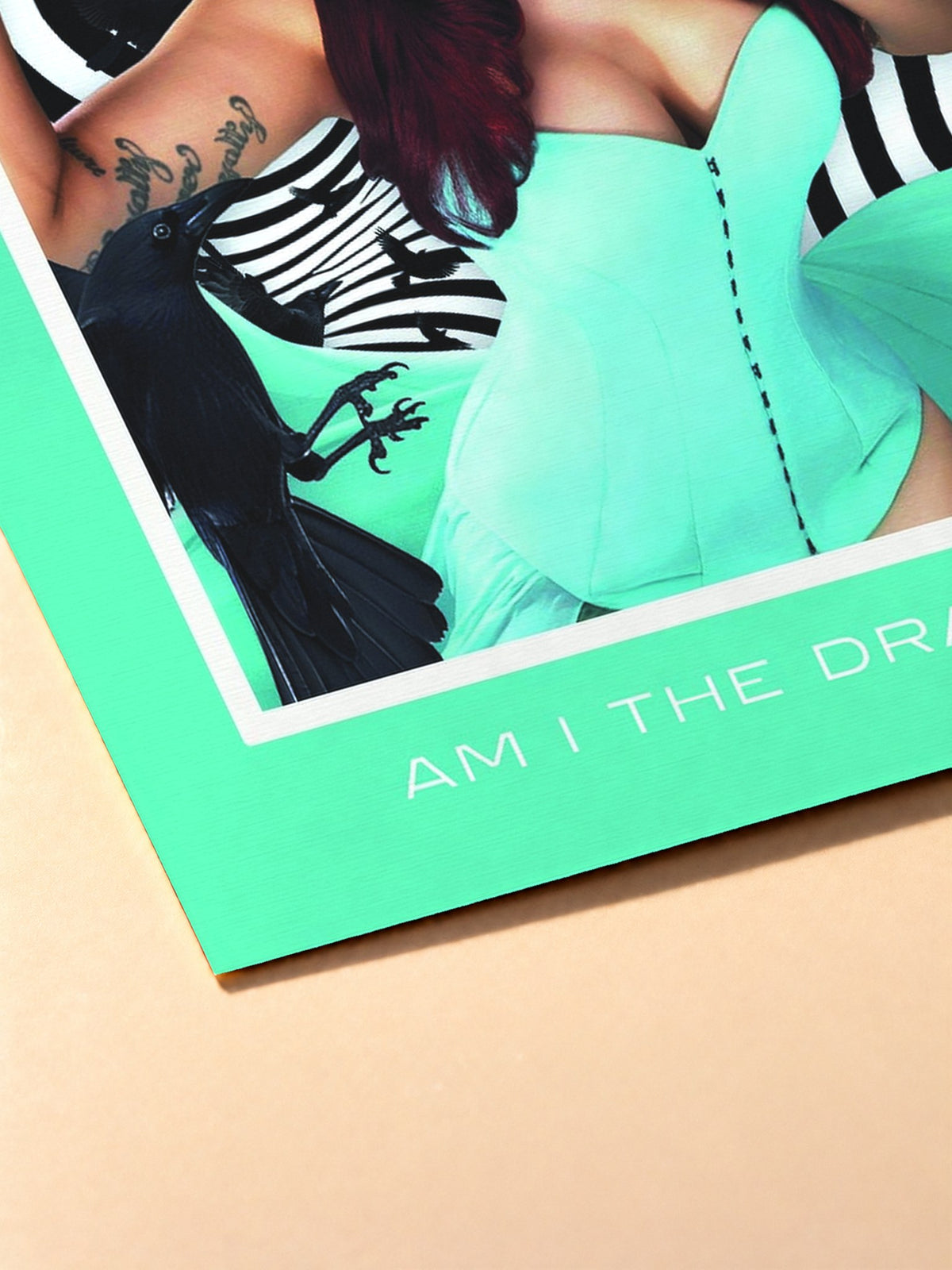 Gros plan sur l'impression du poster Cardi B – Am I The Drama?