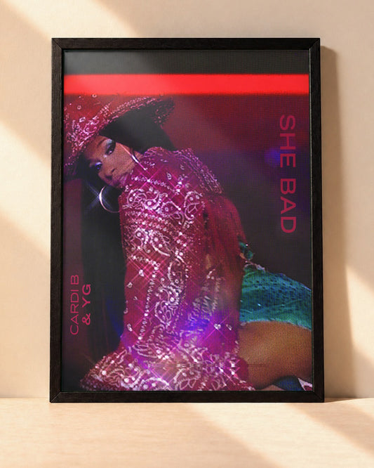 Poster Cardi B – She Bad encadré dans un cadre noir, posé contre un mur clair