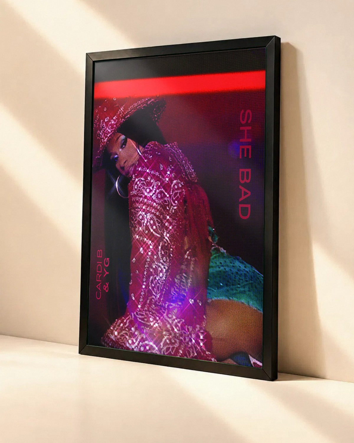 Poster Cardi B – She Bad dans un cadre noir, vue en angle