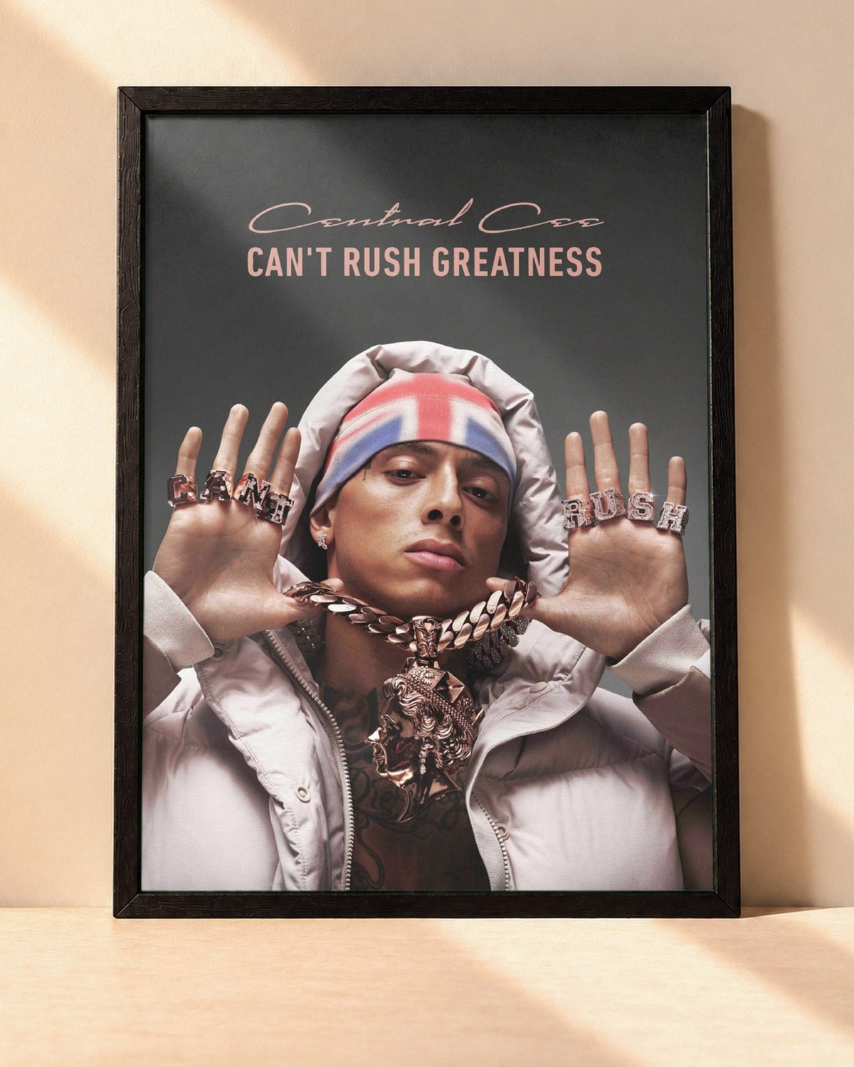 Poster Central Cee – Can't Rush Greatness encadré dans un cadre noir, posé contre un mur clair